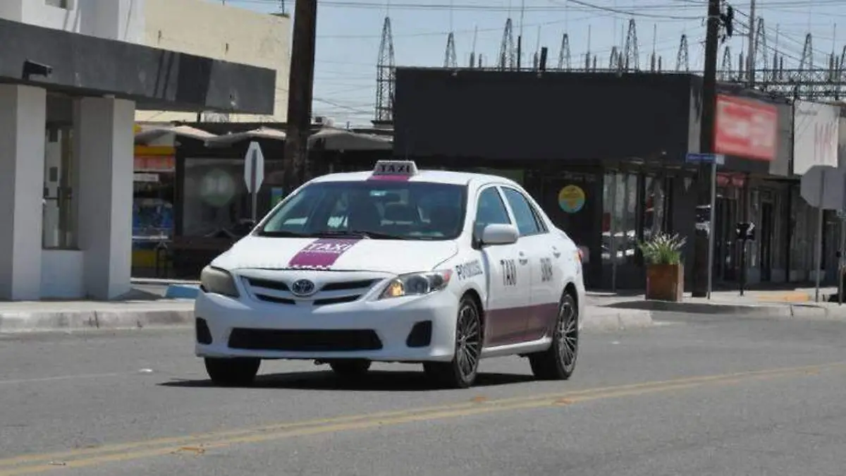 Choferes se someten a cursos y exámenes antes de ser taxistas